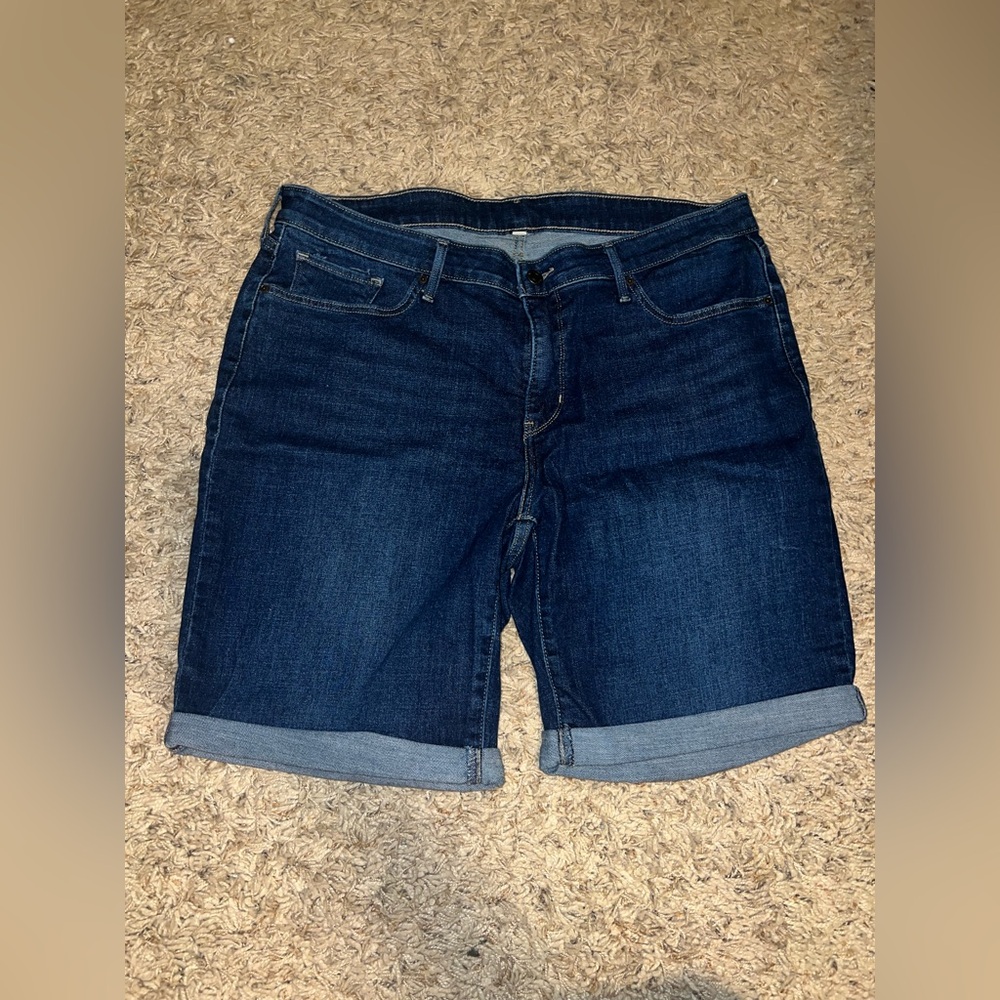 Women’s Levi size 20w stretchy shorts